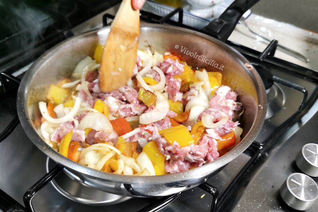 Pasta con salsiccia e peperoni