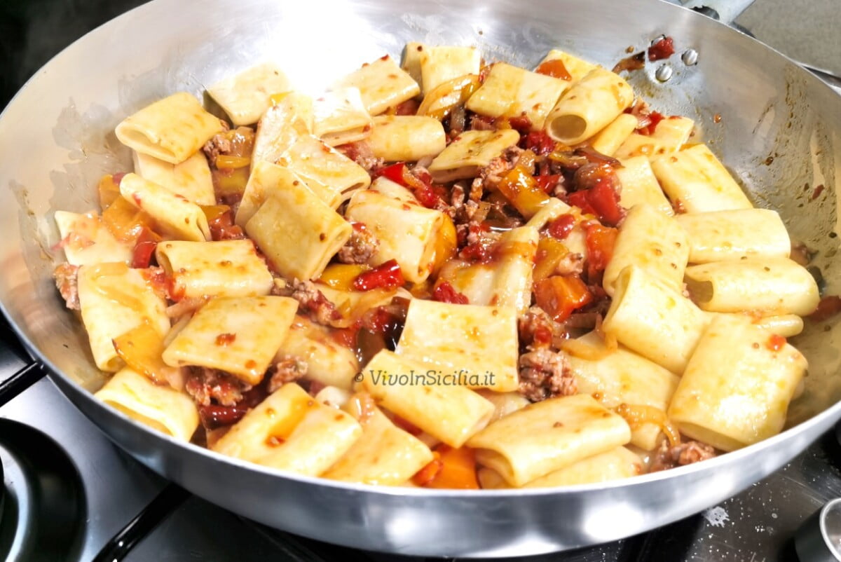 Pasta con salsiccia e peperoni