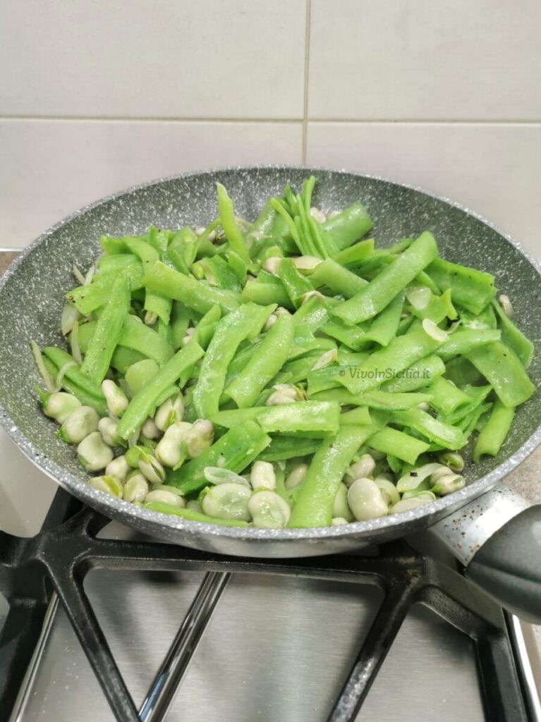 Baccelli di fave in padella