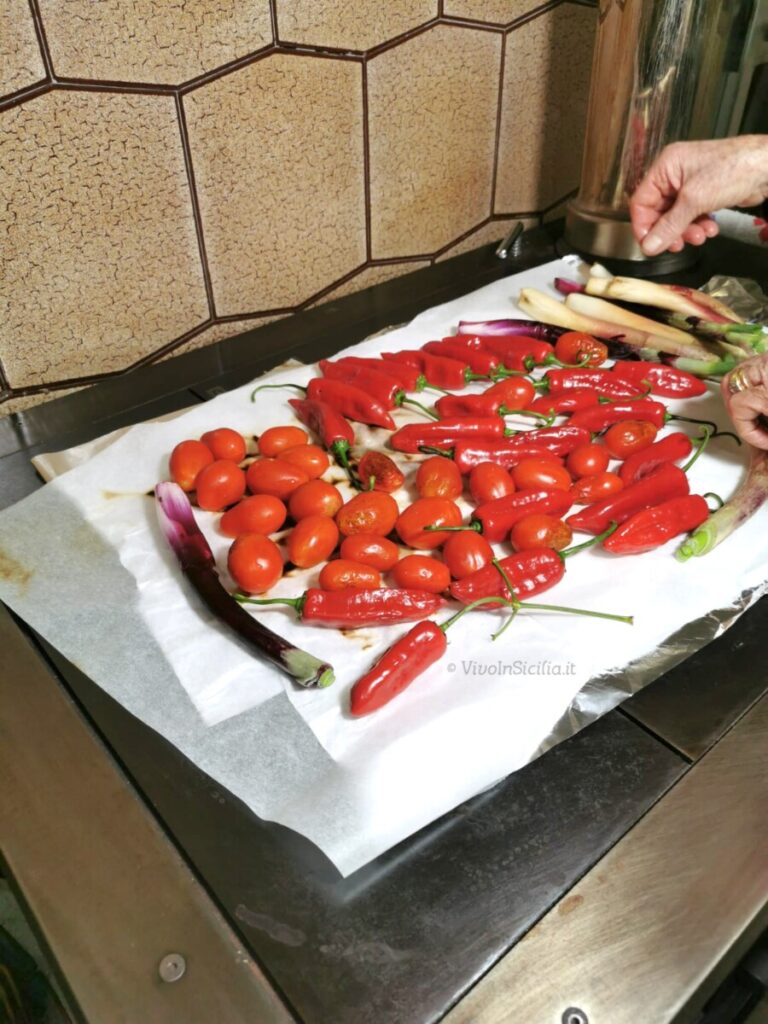 Pomodori e cipollotti arrostiti